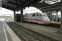 Ein einmaliges Ereignis:
401 587 (Tz 187  Fulda ) als unbekannter ICE durchfährt Halle(Saale)Hbf auf Gleis 3. Er wurde wegen Sturmschäden von  Xavier  weiträumig umgeleitet. [7.10.2017 | 9:02 Uhr]