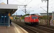 185 596-4  Suzy  von Crossrail kommt als Lokzug aus Aachen-West(D) nach Köln-Eifeltor  und kommt  aus Richtung Aachen-Hbf-Aachen-Rothe-Erde-Eilendorf,Stolberg-Hbf-Rheinland, Eschweiler-Hbf,Nothberg,Langerwehe,Düren,Merzenich,Buir,Horrem,Kerpen und fährt durch 
Köln-Ehrenfeld in Richtung Köln-West,Köln-West-Köln-Eifeltor.
Aufgenommen vom Bahnsteig 3 in Köln-Ehrenfeld. 
Am Nachmittag vom 4.9.2017.