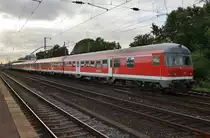 RE8 (RE10839)  Rhein-Erft-Express  von Kaldenkirchen nach Köln Messe/Deutz fährt am 4.7.2017 in den Zielbahnhof ein. Zuglok war 111 037-8.