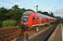 RE6 (RE10658)  Westfalen-Express  von Düsseldorf Hauptbahnhof nach Köln/Bonn Flughafen durchfährt am 4.7.2017 Köln Messe/Deutz in östlicher Richtung. Schublok war 146 259.