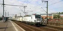 192 961-1 von Simens kommt mit einem englischer Triebwagen aus Krefeld nach Saarbrücken und kommt aus Richtung Mönchengladbach,Rheydt,Jüchen,Grevenbroich und fährt durch Köln-Ehrenfeld und fährt dann weiter in Richtung Köln-West,Köln-Süd.
Aufgenommen vom Bahnsteig 3 in Köln-Ehrenfeld. 
Bei Sommerwetter am Vormittag vom 4.9.2017.