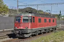 Re 620 035-6 wartet auf einem Nebengleis beim Bahnhof Gelterkinden. Die Aufnahme stammt vom 24.10.2017.