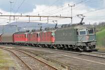 Re 10/10 im Doppelpack mit G�terzug am B�zberg in Richtung Brugg/AG