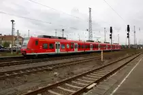 425 009-8 der S-Bahn Mittelelbe (DB Regio Südost) ist im Bereich des Bahnhofs Stendal abgestellt. Aufgenommen von Bahnsteig 7. [7.10.2017 | 12:35 Uhr]