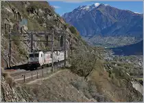 Zwei Crossrail Loks der Baureihe 186 ziehen bei Lalden einen langen Güterzug die Lötschberg Nord Rampe hoch.
25. Okt. 2017