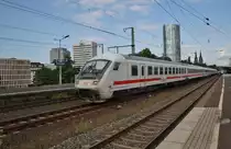 IC2155 von Köln Hauptbahnhof nach Fulda passiert am 4.7.2017 Köln Messe/Deutz in Richtung Osten. Schublok war 101 017-2.