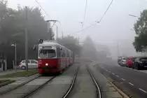 Wien Wiener Linien SL 6 (E1 4520 + c4 1310) XI, Simmering, Kaiserebersdorf, Pantucekgasse am 16. Oktober 2017.