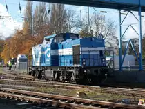 Die Jaeger 203 442 unterhalb der Fussgängerbrücke,am 06.November 2017,in Bergen/Rügen.