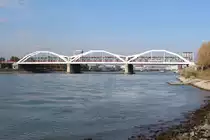 Am 19.10.2017 ist eine ECR 186 mit einem leeren Autozug auf den Rheinbrücken bei Ludwigshafen auf dem Weg nach Mannheim.