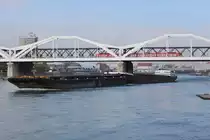 Am 19.10.2017 ist eine S2 nach Mosbach auf den Rheibrücken bei Ludwigshafen auf dem Weg nach Mannheim.