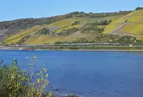 Eine unbekannte an VTG Rail Logistics/Retrack vermietete  Railpool der BR 193 zieht einen Kesselwagenzug am 01.11.17 am Bopparder Hamm zwischen Boppard und Spay in Richtung Koblenz. 