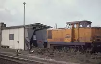 106854 vor dem beschädigten Lokschuppen in Güsen. Ob der Lokschuppen allerdings durch diese Lok beschädigt wurde, kann ich nicht sagen. Spuren vor Ort, die darauf hätten schließen lassen,  waren am 19.10.1991 jedenfalls an der Lok nicht zu sehen!