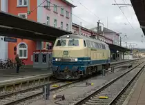 GROSSER BAHNHOF SINGEN HOHENTWIEL AM 5. NOVEMBER 2017
DB: Nach getaner und erfolgreicher Arbeit steht die 218 460-4 zur Rückfahrt nach Koblenz bereit.
Foto: Walter Ruetsch