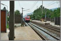 Die Wiener 1016 028 f�hrt mit einem REX  Linie Salzburg  von Innsbruck Richtung Salzburg. Aufgenommen bei der Durchfahrt duch den Haltepunkt Stans.Schwaz am 17.06.05