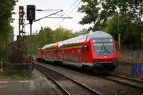 Nachschuss auf DABpbzfa 762 mit Zuglok 143 903 der S-Bahn Mitteldeutschland (DB Regio Südost) als S 37752 (S7) von Halle(Saale)Hbf Gl. 13a nach Halle-Nietleben, die den Hp Halle Zscherbener Straße auf der Bahnstrecke Merseburg–Halle-Nietleben (KBS 588) verlässt. [9.9.2017 | 18:14 Uhr]