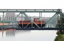 WHE 25 überquert den Rhein-Herne-Kanal.
Fotografiert am 28. September 2017 in Herne.