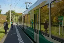 EIN GANZ BESONDERES BILD AUS DEM ARCHIV
MBC/BAM: ERINNERUNG AN DAS MINI-BAHNBILDER-TREFFEN VOM 17. Oktober 2017
an der Strecke der Chemin de fer Bière–Apples–Morges anlässlich der Zuckerrübenernte.
Während Stefan Wohlfahrt und Peter Ackermann auf der neuen Station Chigny auf die Weiterfahrt nach Bussy-sur-Morges warteten, ahnten sie nicht, dass soeben ein tolles Bild einer Spiegelung auf dem neuen MBC Triebzug von ihnen entstanden ist.
Anmerkung zur Aufnahme: Die langjährigen Fotografen von Bahnbilder.de sind mit der Veröffentlichung einverstanden.
Foto: Walter Ruetsch   
