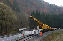 Krems in der Weststeiermark. 
Der Wohl durch seine Kunstbauten Interessantere Streckenabschnitt Lieboch Köflach wurde am letzten Wochenende von einer Baustelle unterbrochen. 
wieder einmal kam der  Dicke  Kirow Kran zum Einsatz. 
4.11.2017  