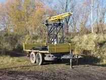 Man könnte meinen ein Wagen mit Stromabnehmer,dabei ist der Stromabnehmer,am 07.November 2017,in Bergen/Rügen,nur Verladen wurden.