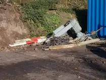 Reste einer Halbschrankenanlage,am 07.November 2017,in Bergen/Rügen.