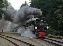 99 5901 und 99 5902 ziehen nach der Ankunft des Regelzuges P8940 vom Brocken den Traditionszug P8991 (Wernigerode - Brocken) aus dem Bahnhof von Drei Annen Hohne raus.

Drei Annen Hohne, 16. August 2017