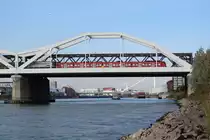 Am 19.10.2017 ist eine BR 425 der S-Bahn RheinNeckar als S2 nach Mosbach auf den Rheinbrücken bei Ludwigshafen in Richtung Mannheim unterwegs.