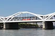 Am 19.10.2017 überquert eine 185er den Rhein bei Ludwigshafen in Richtung Mannheim.