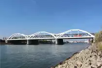 Am 19.10.2017 überquert eine 185er den Rhein bei Ludwigshafen in Richtung Mannheim.