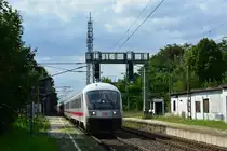 Auch ein paar wenige IC fahren noch durch Güterglück. Hier fuhr ein IC Steuerwagen vorraus gen Dessau. Leider wird dieser Fotostandort nur noch bis vorraussichtlich Mitte 2018 bestehen, denn ein paar hundert Meter weiter hinten soll der neue Bahnhof Güterglück entstehen und hier geschlossen werden.

Güterglück 04.08.2017