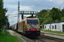 Das Goldstück der HSL oder auch Goldbroiler genannt alias 185 597-2 fuhr am 04.08.2017 mit einem Getreidezug durch Güterglück gen Dessau. Leider wird dieser Fotostandort nur noch bis vorraussichtlich Mitte 2018 bestehen, denn ein paar hundert Meter weiter hinten soll der neue Bahnhof Güterglück entstehen und hier geschlossen werden.

Güterglück 04.08.2017