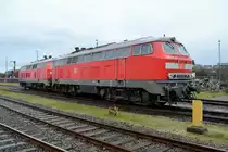 Am 05.11.2017 warten 218 322-6 und 218 369-7 am Bahnhof Westerland (Sylt) auf den nächsten Einsatz auf der KBS 130.