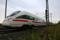 411 581 (Tz 1181  Horb am Neckar ) und 415 020 (Tz 1520  Gotha ) als umgeleiteter ICE 1594 (Linie 50.1) von Leipzig Hbf nach Wiesbaden Hbf über Kassel-Wilhelmshöhe fahren bei Dauerregen in Angersdorf (Saaleaue) auf der Bahnstrecke Halle–Hann. Münden (KBS 590). [21.10.2017 | 17:01 Uhr]