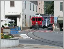 Wer aus dem Puschlav ins Veltlin, oder aus der Schweiz nach Italien will, muss durch dieses Nadel�hr am Eingang von Tirano, sei es mit dem Auto oder mit dem Zug. ABe 4/4 51  Unesco-Tw  erscheint auf der Piazza Basilica vor der grossen Kirche Madonna di Tirano. (08.05.2007)