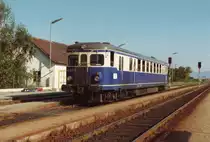 Im Jahr 1989 waren die Triebwagen 5144.01 und 05 an die Zfl.Wr.Neustadt verliehen,so wie hier im August 5144.01 in Bad Fischau nach Gutenstein fährt. Heute steht der Triebwagen als Denkmal im Bhf.Semmering.