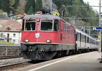 SBB Re 4/4 II Nr. 11181 erreicht mit dem Gotthard-Panoramaexpress den Bahnhof Göschenen. Auf dem Nebengleis wartete der verspäteter Dampfzug auf eine freie Durchfahrt in dem Gotthard(-Scheitel-)tunnel nach Airolo, und liess den GOPEX den Dampfzug überholen. Samstag, 21. Oktober 2017
