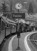 SBB Historic / Eurovapor: Doppeltraktion Elefanten am Gotthard SBB Historic / Eurovapor C 5/6 Nr. 2969/2978 und SBB Historic B 3/4 Nr. 1364 übernahmen die Spitze des Dampfzuges bis nach Faido, ....als dann bei der C 5/6 Nr. 2969 kurz vor Faido einen Triebstangen-Lagerschaden auftrat.... Im Bild erreicht der Dampfzug den Bahnhof Faido und hielt dann eine Weile auf Gleis 2. Der Dampfzug sollte eigentlich noch in Lavorgo halten, aber der Dampfzug hielt stattdessen natürlich in Faido. Der nächster Halt war Bodio, als leider wieder E-Lok die Spitze bis nach Bellinzona übernahm. Samstag, 21. Oktober 2017
