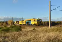 Weichenstopfmaschine Unimat 09-4x4/4S DYNAMIC JumboTec / Plasser & Theurer kommend aus Büchen bei wunderschönem Herbstwetter. 3km östlich von Büchen 06.11.2017