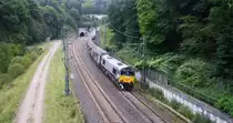 Die Class 66 266 035-5 von Railtraxx kommt als Umleiter und kamm gerade aus dem Aachener-Buschtunnel aus Richtung Aachen-Hbf und fährt in Richtung Hergenrath(B) mit einem gemischten Güterzug aus Linz-Voestalpine(A) nach Antwerpen-Waaslandhaven(B).
Aufgenommen von einer Fußgängerbrückein Preusswald bei Aachen.
Bei Wolken am Abend vom 7.9.2017.