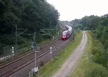 Ein Thalys aus Paris-Nord(F) nach Dortmund-Hbf(D) und kommt aus Richtung Lüttich-Guillemins(B),Walhorn(B), Hergenrath(B) und fährt gleich in den Aachener-Buschtunnel ein. . Aufgenommen von einer Fußgängerbrückein Preusswald bei Aachen.
Bei Wolken am Abend vom 7.9.2017.