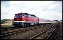 132502 ist hier mit dem IC 175 Havelland in Richtung Magdeburg am 19.10.1991 um 10.57 Uhr in Güsen zu sehen.