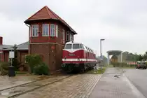 118 692-3 (BR 228) der Dampflokfreunde Salzwedel e.V. steht neben dem erhaltenen Stellwerk Wm am Eingang des Historischen Lokschuppens Wittenberge anlässlich der Herbstdampftage. [7.10.2017 | 14:20 Uhr]