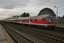 RE8 (RE10839)  Rhein-Erft-Express  von Kaldenkirchen hat am Morgen des 4.7.2017 den Bahnhof Köln Messe/Deutz erreicht. Zuglok war 111 037-8.