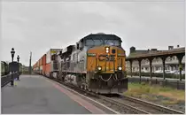 Heute bestimmen riesige Güterzüge das Bild ausserhalb des Bahnhofgebäudes von Utica. Die Gleisanlage wurd auf zwei durchgehende Geleise redimensioniert. Das dritte Geleise dient der Museumsbahngesellschaft Adirondeck Scenic Railroad. CSX GE ES40DC 5271 und eine Schwesterlok ziehen einen unendlich langen Doublestack Zug westwärts durch Utica. (09.10.2017)