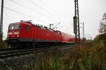 143 002-4 der S-Bahn Mitteldeutschland (DB Regio Südost) als verspätete S 37748 (S7) von Halle(Saale)Hbf Gl. 13a nach Halle-Nietleben verlässt bei Dauerregen in Angersdorf (Saaleaue) die Bahnstrecke Halle–Hann. Münden (KBS 590). [21.10.2017 | 17:11 Uhr]