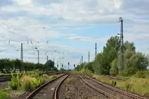 Blick auf die ehemalige Einfädelung der Kanonenbahn auf die Bahnstrecke Dessau - Magdeburg. Heute rosten die Gleise hier vor sich hin. Bild wurde vom BÜ aus gemacht.

Güterglück 04.08.2017