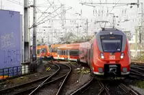 442 302 führt; es folgt 442 257. Dieser RSX nach Siegen hat also die maximal mögliche Länge für diese Linie: Fünfteiler plus Vierteiler. Einfahrt in Köln Hbf, 9.11.17.