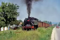 Zwischen Zivinice und Durdevik kämpft sich 62-111 im Sommer 2005 eine Steigung in Richtung Kohlemine hoch