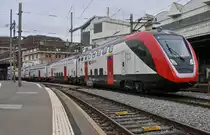 Nachdem ich nun begriffen habe, dass es kurze und normale Twindexx gibt, sah ich heute gleich einen weiteren, kurzen Twindexx angetroffen: Der TGL (IR 100) RABe 502 4032-4 (UIC 94 85 0502 403-4 CH-SBB) steht zusammengekuppelt mit einem auf diesem Bild nicht zu sehenden langen Twindexx in Lausanne.
10. Nov. 2017
