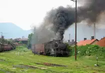 Unter kräftiger Rauchentwicklung rangiert am 19.05.2009 die 62-633 der Kohlemine Zenica 