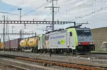 Re 486 507-7 durchfährt den Bahnhof Pratteln. Die Aufnahme stammt vom 10.10.2017.